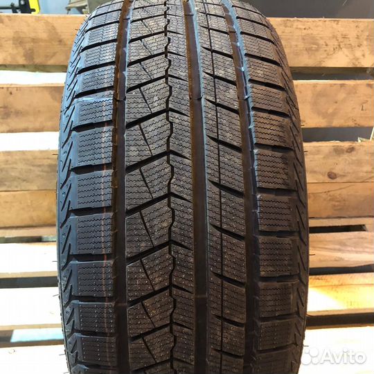 Roadmarch Snowrover 868 215/50 R17 95H