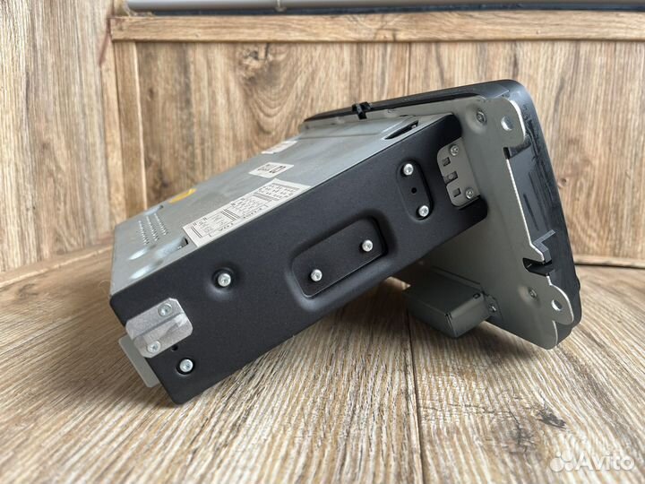 Штатная магнитола с рамкой на Volkswagen Polo