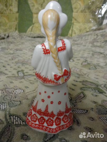 Фарфоровая статуэтка 