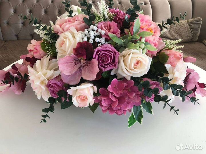 Интерьерная композиция из искусственных цветов