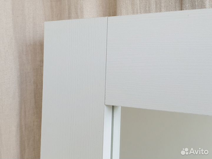 Зеркало напольное в деревянной раме белое