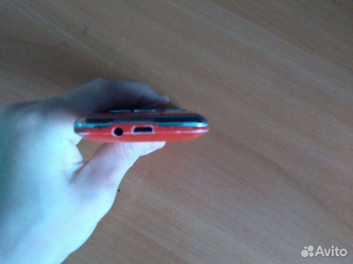 Телефон кнопочный красный