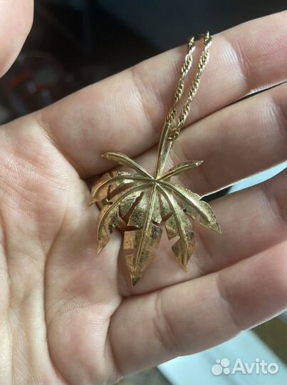 Золотая подвеска в виде конопли