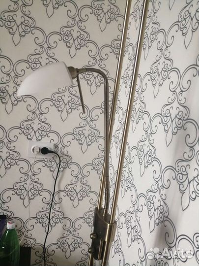 Продаю напольную лампу Оdeon light