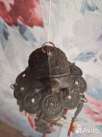 Черепаха с колокольчиком и монетой