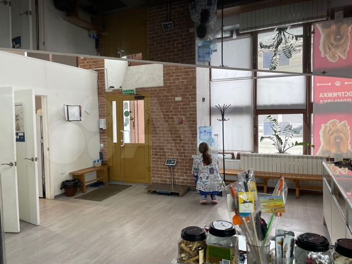 Помещение с витражами в историческом центре