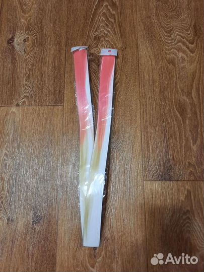 Пряди волос на заколках