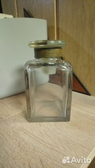 Старинная стеклянная банка, чайница