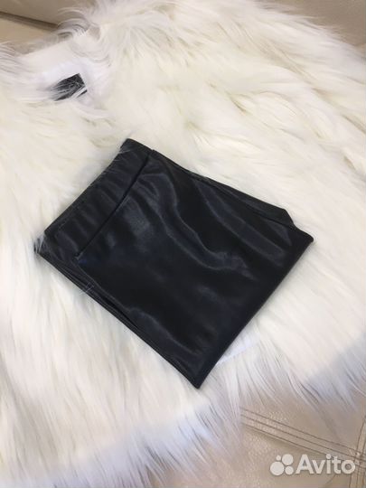 Лосины экокожа и белый джемпер вязаный XS