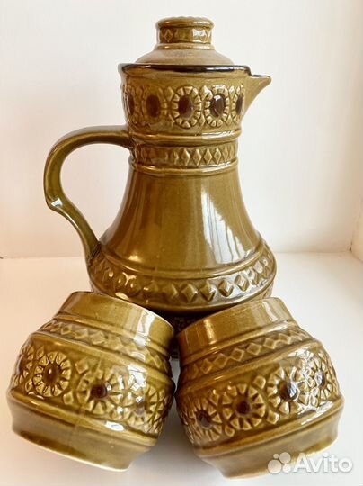 Глиняный кувшин с двумя кружками