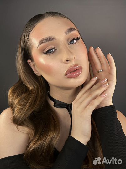 Модель на макияж и оформление бровей
