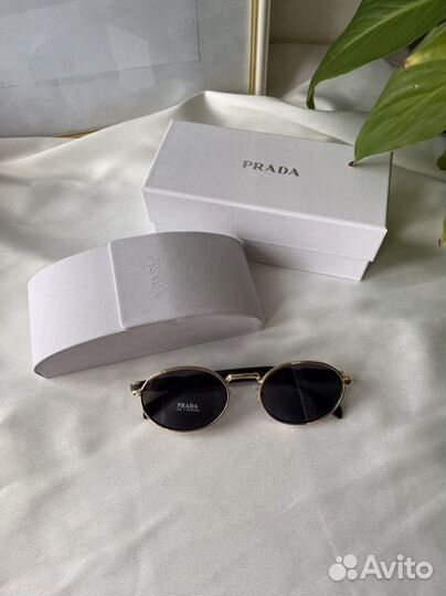 Солнцезащитные очки prada