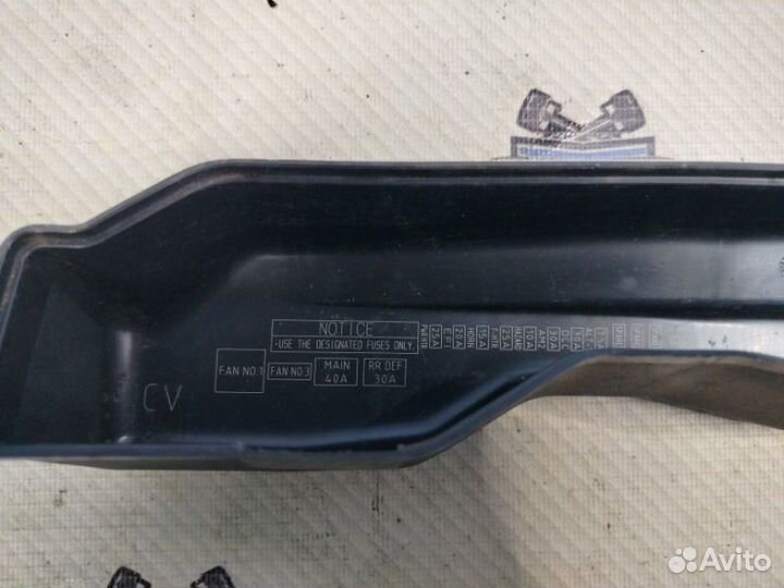 Крышка блока предохранителей Toyota Corolla Verso