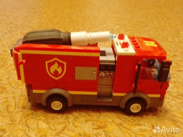Оригинальное лего. Пожарная машина