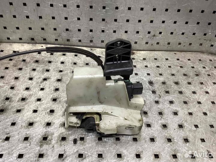 Замок двери передней правой Volkswagen Passat