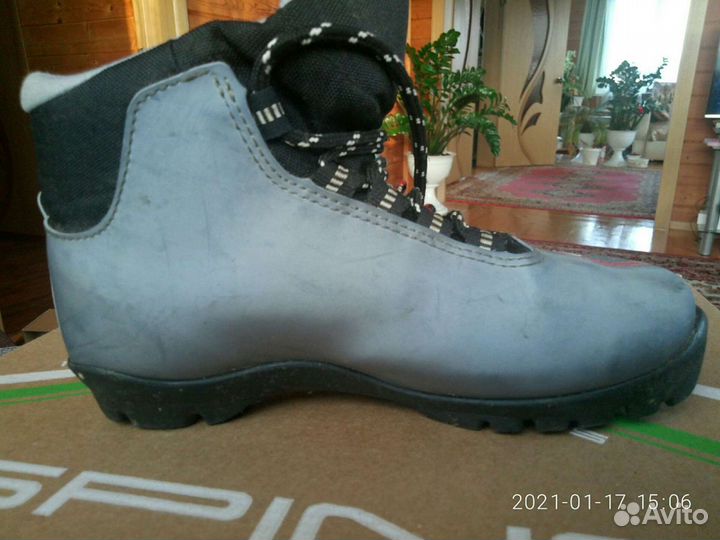 Лыжные ботинки