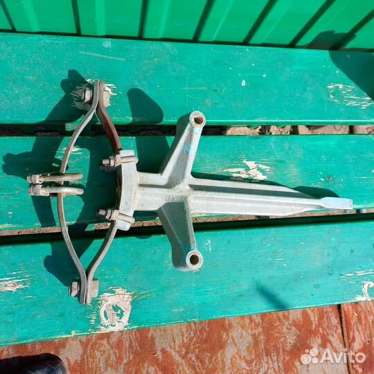 Кронштейн с амортизатором от тележки