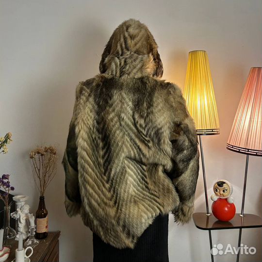 Винтажная шуба с капюшонос из меха волка