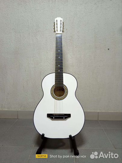 Классическая гитара белого цвета