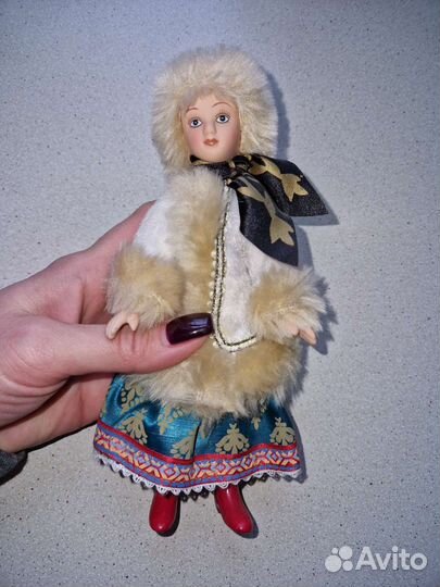 Кукла фарфоровая