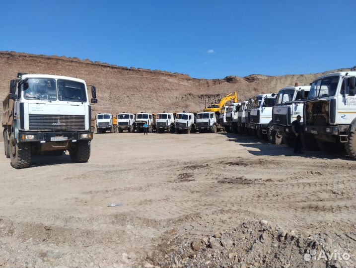 Водитель самосвала вездехода