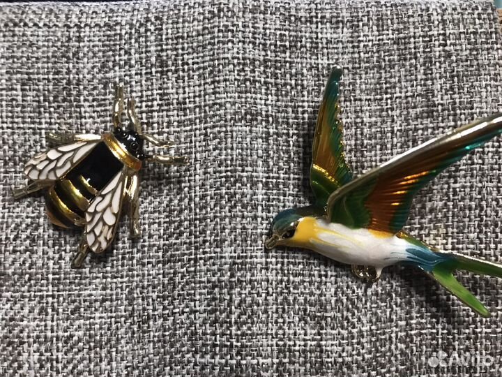 Стенд со значками