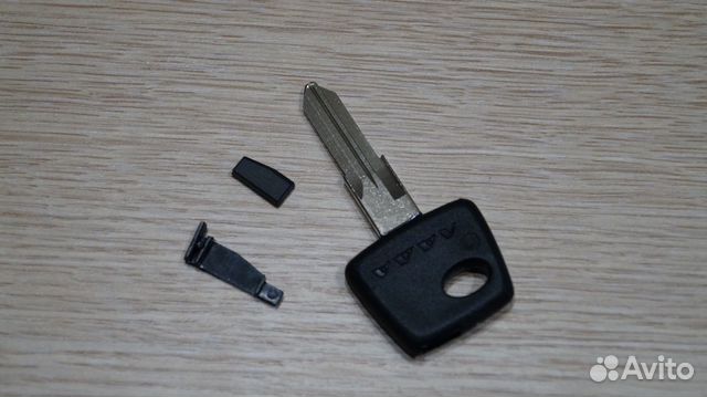 Чип-ключ Гранта FL с чипом и лезвием Рено vac102
