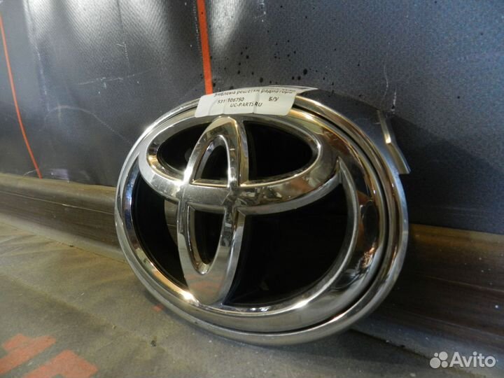 Эмблема решетки радиатора - Toyota Camry XV50