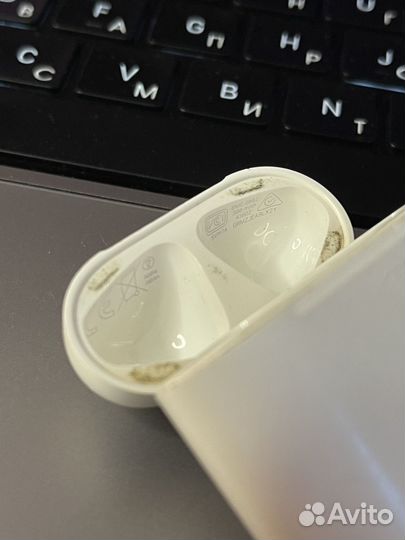 Apple AirPods 2 с зарядным футляром