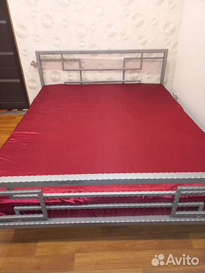 Кровать