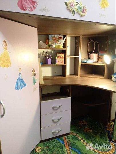 Детская кровать чердак со столом и шкафом