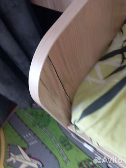 Кровать с навесной полкой и матрасом