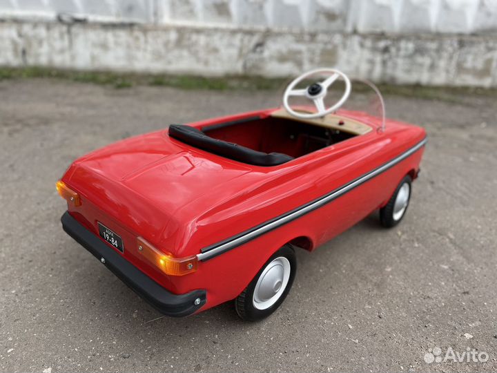 Отреставрированный педальный москвич СССР