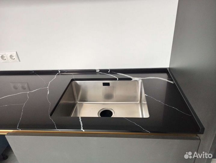 Кухонные столешницы и изделия из кварцевого камня