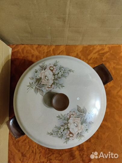 Эмалированные кастрюля и ковшик