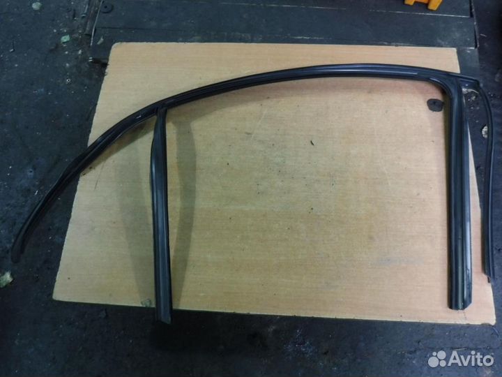 Уплотнитель стекла двери Mercedes W212 E Class