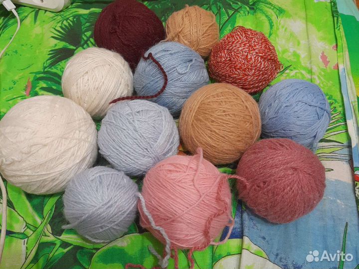Нитки разные клубки цветные