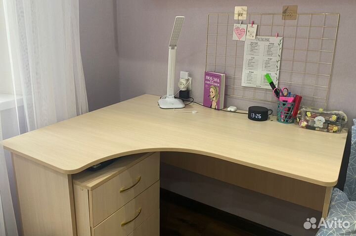 Угловой письменный стол с полками + тумба на колёс