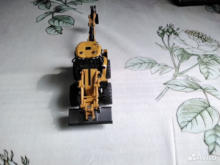 Модель трактора Huina 1704