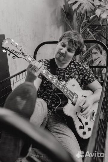 Музыкант гитарист, живая гитарная музыка на велком