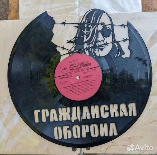 Пано из виниловых пластинок с рок группами