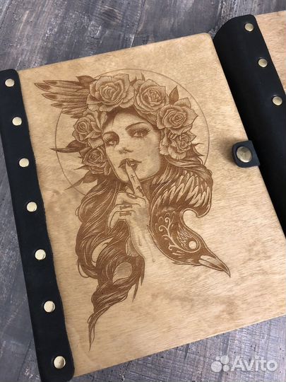 Едедневник блокнот из дерева и кожи с гравировкой