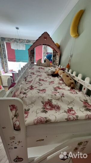 Двухъярусная кровать домик