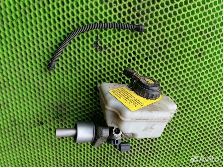 Бачок цилиндр тормозов на Skoda Octavia (A5)