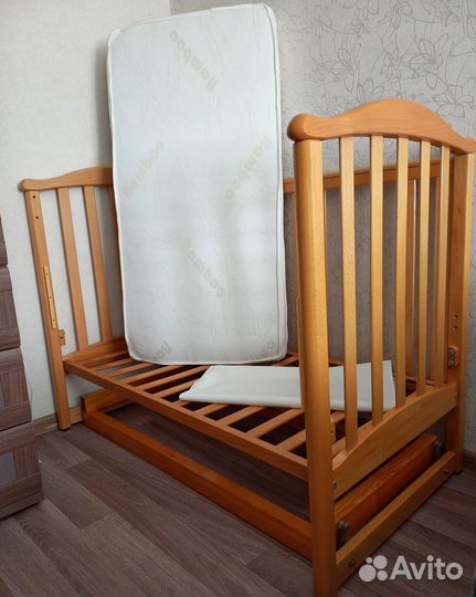 Детская кровать с маятником