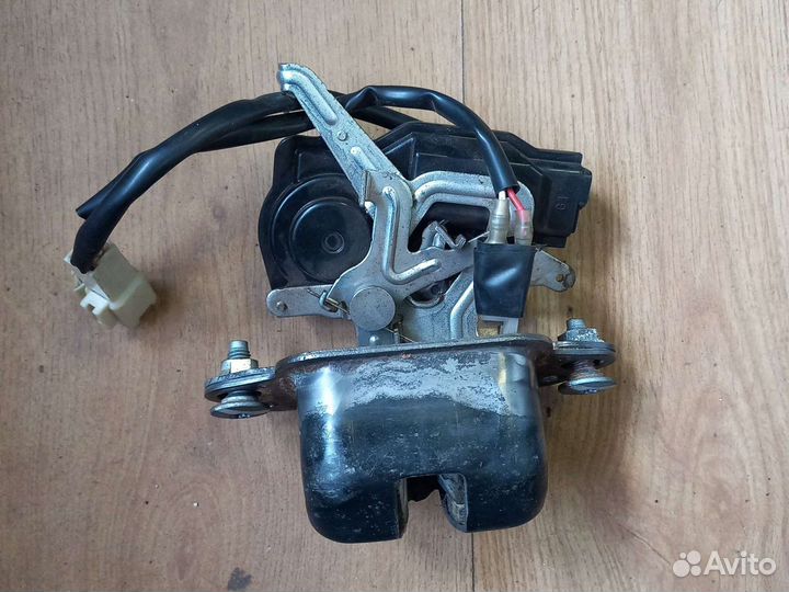 Замок багажника Subaru Tribeca