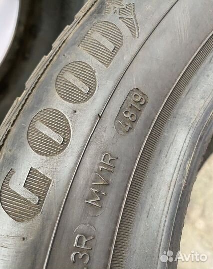 Goodyear Vector 4Seasons Gen-2 215/55 R17