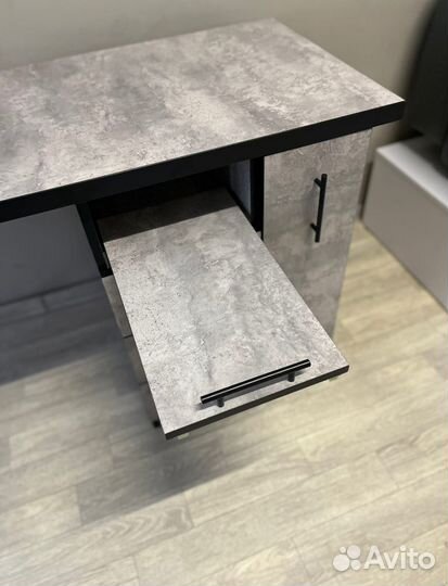 Маникюрный стол