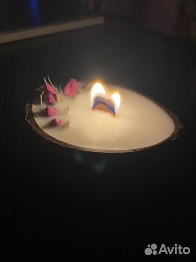 Ароматизированная свеча в кокосе