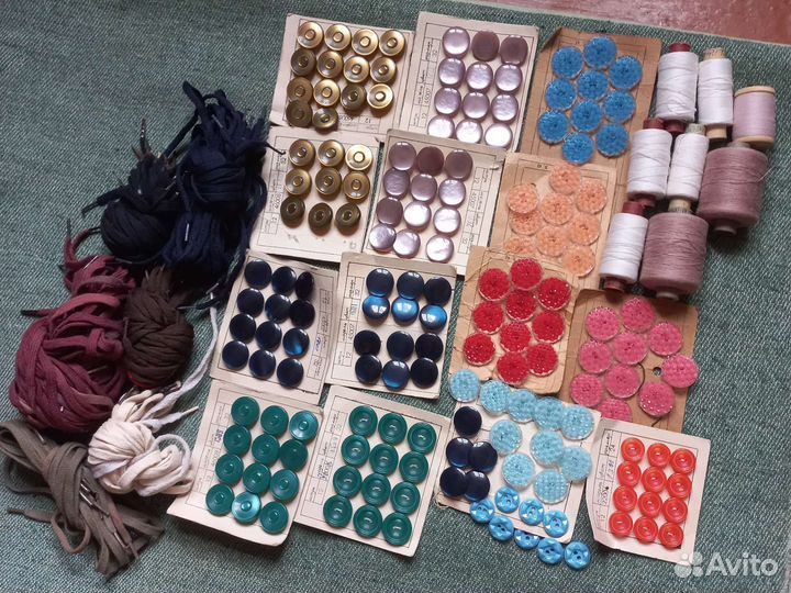 Пуговицы, нитки, шнурки
